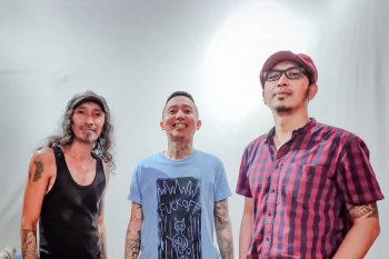 Tiga musisi rock Surabaya menciptakan lagu tentang corona