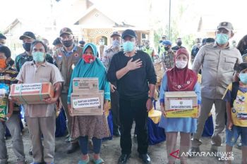 Gubernur Sumsel serahkan bantuan untuk korban banjir di OKU Selatan