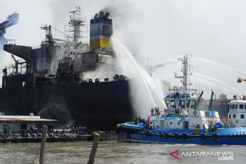 Puluhan pekerja terjebak di kapal tanker MT Jag Leela yang terbakar