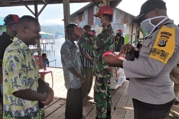 TNI-Polri kawal penyaluran BLT warga kepulauan Wimoni Yapen Barat