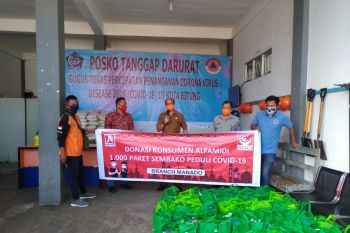 Pengelola Donasi Konsumen Alfamidi Sumbang 100 paket Sembako di Bitung