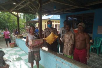 Polisi dampingi Tim COVID-19 bagi sembako warga di Sentani Barat