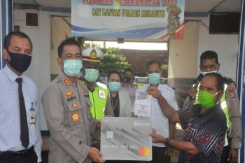 Kapolres Merauke serahkan BLT untuk 423 sopir angkot terdampak COVID-19