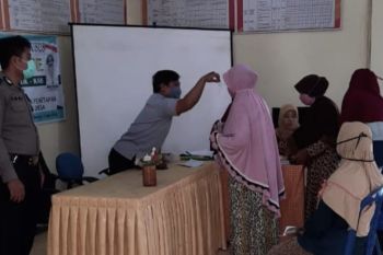 Bhabinkamtibmas Desa Rempe Sumbawa Barat kawal penyaluran bansos
