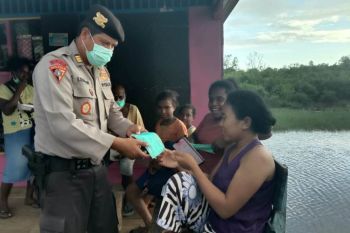 Polres Merauke bagikan masker ke warga cegah tertular COVID-19