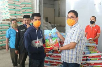 Wakil Ketua DPRD Sulbar serahkan bahan pokok pada warga terdampak COVID-19