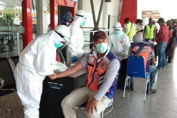 Tim Percepatan Penanganan COVID-19 periksa para pekerja di Bandara Wamena