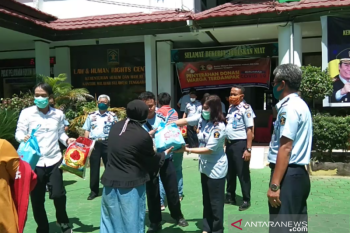 Kemenkumham Sultra membantu sembako warga kurang mampu di Kendari
