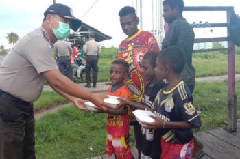 Polres Merauke kembali berikan makanan siap saji ke warga terdampak Corona