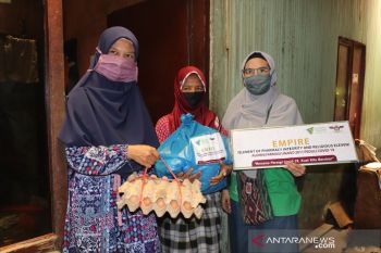 Empire Unand bersama DD Singgalang dan DDV Sumbar bagikan 165 paket sembako