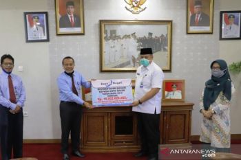 Bank Nagari serahkan deviden Rp16 miliar lebih untuk Pemkot Solok