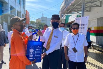 Bank Nagari bagikan 1.700 paket sembako kepada pasukan kuning di Padang