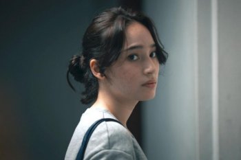 Debut horor artis Saphira di film "Perempuan Bergaun Merah"