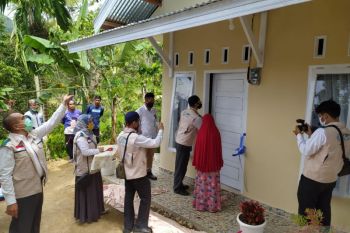 YBM PLN Sumbar resmikan bedah rumah nenek Dalima