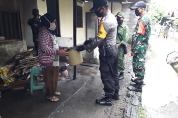 Kodim Sleman bagikan perangkat cuci tangan di kampung seputar swalayan Indogrosir