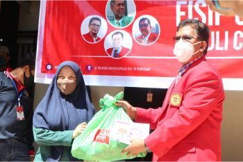 Fisip unhas bagikan ratusan paket bahan pokok terkait COVID-19