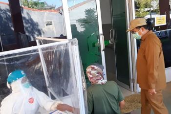 Juru parkir dan ojek online di Makassar jalani tes cepat COVID-19  massal