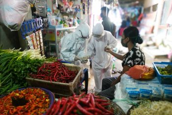 Pedagang pasar tradisional di Makassar jalani tes cepat COVID-19