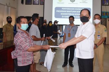Bupati Kapuas salurkan BLT untuk warganya