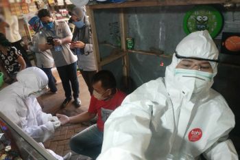 Rapid test di pasar tradisional Makassar 21 reaktif COVID-19