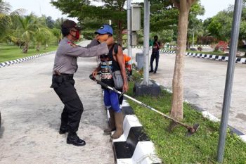 Polisi Skouw gelar patroli sambil bagikan masker