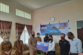 Pemprov Sultra serahkan paket sembako dan APD karyawan terkena PHK