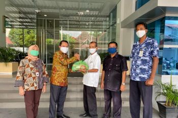 Serikat Pekerja BNI Padang, peduli sahabat bagikan 340 paket sembako