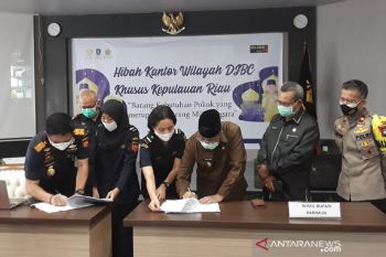 BC Kepri hibahkan bahan kebutuhan pokok kepada pemerintah daerah