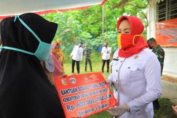 Bupati Winarti serahkan bantuan KPM kepada masyarakat