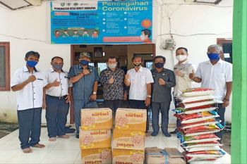 Legislator ini ramai-ramai bawa bantuan untuk warga pelosok Kotim