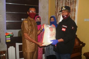 Selama PSBB, Bupati Solok terus distribusikan bantuan beras ke nagari-nagari