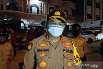 Diduga bawa sabu, pengemudi sedan di Pekanbaru terobos pemblokiran jalan PSBB
