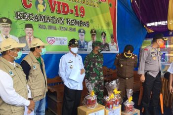 Bupati Inhil serahkan bantuan bagi petugas posko perbatasan di Kempas