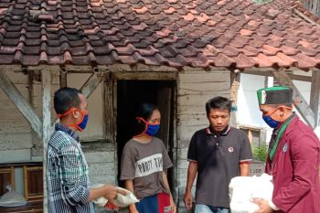 HMI Lampung Timur bantu sembako ke keluarga PDP