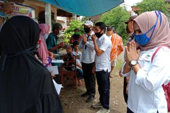 Tujuh kepala keluarga korban kebakaran di Tanah Datar terima bantuan perantau