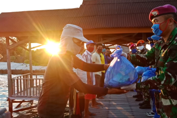 Lantamal VI susuri tiga pulau bagikan kebutuhan pokok terkait COVID-19