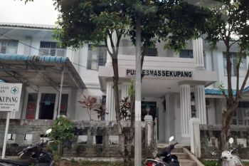 Puluhan  WNA jalani tes cepat COVID-19 di Batam