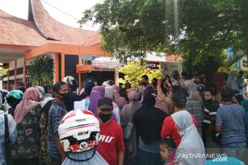 Meski sudah diatur jadwalnya, masyarakat Payakumbuh penerima Bansos Kemensos padati kantor pos