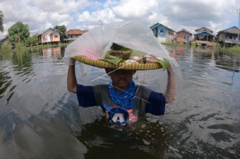 Banjir tak halangi perjuangan mencari nafkah