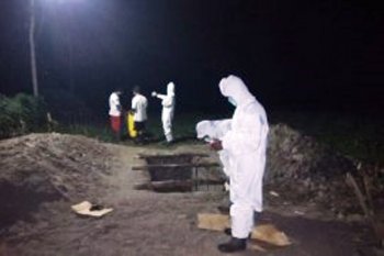 PDP asal OKU Selatan meninggal dimakamkan di pemakaman khusus COVID-19 Kota Metro Lampung, Rabu malam