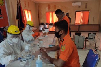 Puluhan personil Basarnas Kupang lakukan "rapid test"