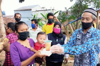 Ketua LKKS Lampung bagikan nasi kotak untuk masyarakat terdampak COVID-19
