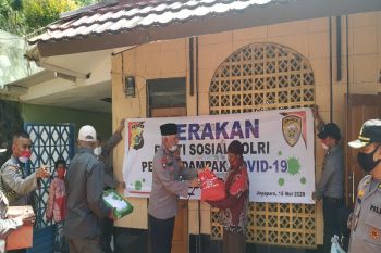 Kapolda Papua serahkan bantuan ke komunitas Muslim Wamena di Jayapura