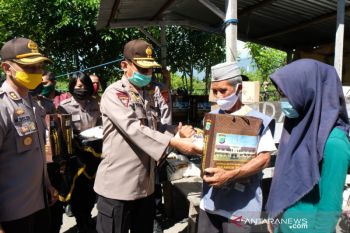 Kapolda Sulteng turun langsung bagi sembako di Palu