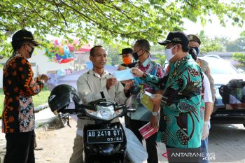 Pemda DIY membagikan masker kepada masyarakat di Pasar Hewan Pengasih