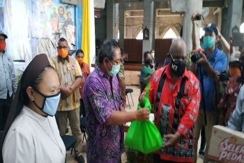 Wagub Papua Klemen Tinal serahkan bansos ke tokoh agama