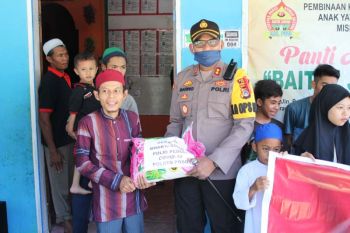 Peduli COVID-19 Polres Poso bagikan sembako