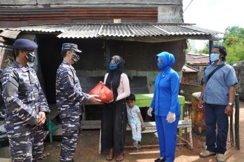 Lanal Karimun sumbang 450 paket sembako untuk warga pesisir