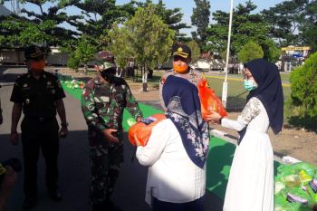 Puluhan paket sembako diserahkan Kapolres Sumbawa Barat untuk warga terdampak Covid-19