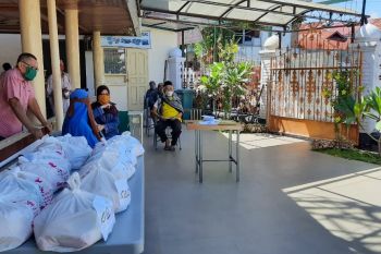ACT bagikan sembako di Masjid Jihad Perak dengan penerapan physical distancing